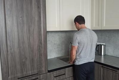 Громоздкие шкафы на кухне уходят в прошлое: французский способ поднять потолок и облегчить интерьер без лишних трат