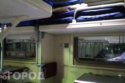 &laquo;Вы молодая, потерпите&raquo;: женщина с дочкой ела на полу в плацкарте - как пассажиры держатся за свои полки