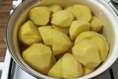 Перестаньте заливать картошку водой как придется: 3 секрета идеального пюре от опытной хозяйки