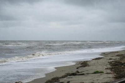 Толпы народа, канализация в море и серый песок: честный отзыв туристов о трендовом российском курорте