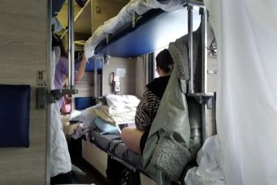 В РЖД объяснили, можно ли сидеть на нижней полке, если билет на верхнюю