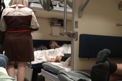 Что делать, если сосед просит уступить нижнюю полку в поезде: советы пассажирам