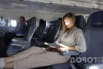 Никогда не выбирайте эти места в самолете: вы переплатите за билет, но весь полет проведете в мучениях