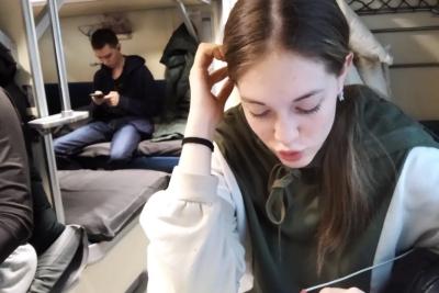 Сосед снизу замучил пассажира с верхней полки бесконечными просьбами разрешить ему посидеть наверху - и вот почему
