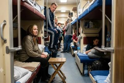 &laquo;Возите с собой табуретку&raquo;: пассажиры РЖД с нижних полок увидели лазейку в новых правилах и отказались уступать место
