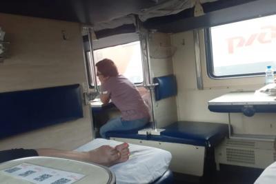 Где должен сидеть хозяин нижней полки в поезде, пока сосед сверху обедает: россиянам дали точный ответ