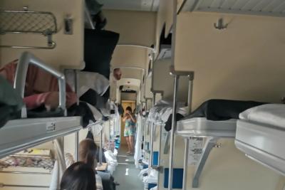 В РЖД дали окончательный ответ: можно ли присесть днем на нижнюю полку, если билет куплен на верхнюю