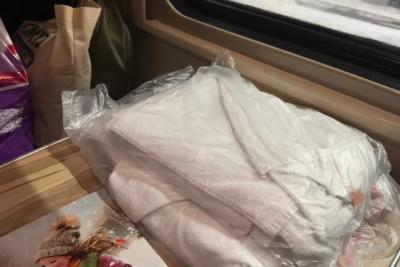 Всегда сдавал белье в поезде, пока не узнал правду: кто на самом деле должен это делать