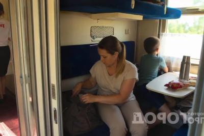 Выкупил все купе и пошел поесть - вернулся, а там сидят мама с сыном