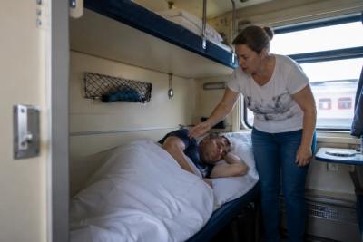 &laquo;В 7 утра с верхней полки слезла попутчица и начала будить меня, требуя нижнюю полку&raquo; - кто оказался прав и как вести по закону
