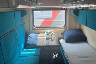 В РЖД дали четкий ответ: можно ли сидеть за столиком пассажиру с верхней полки