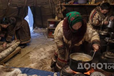 Девять человек на сорока метрах в тундре: как устроена бытовая магия оленеводов без стен и центрального отопления