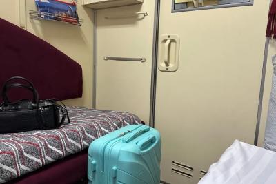 Сходила к детям в соседнее купе, а когда вернулась - бабушка в поезде решила, что моим местом могут пользоваться все пассажиры