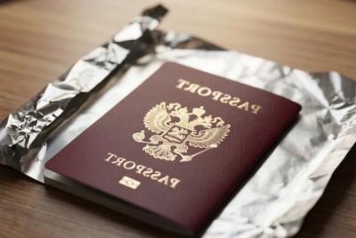 Зачем опытные туристы заворачивают паспорт в фольгу перед вылетом: лайфхак, который стоит запомнить