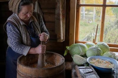 Готовлю квашеную капусту по &laquo;дедовскому&raquo; методу: без сахара и уксуса, но хрустит так, что тарелка пустеет за минуту