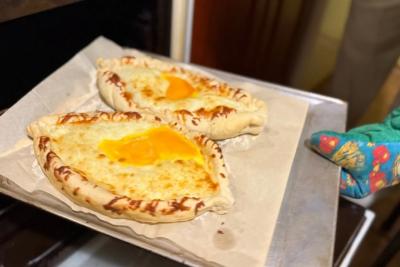 Лаваш режу тонкой &laquo;лапшой&raquo;, заливаю яйцами и посыпаю сыром: завтрак как хачапури - с золотой корочкой