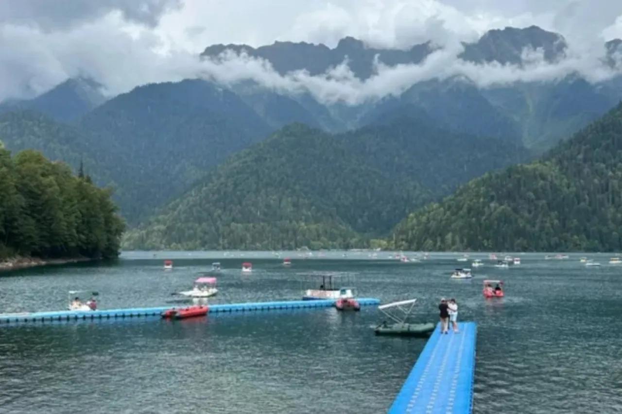 На наш Юг больше ни ногой, нашла другое место: вода теплая, не хамят и в 2 раза дешевле, чем в Абхазии
