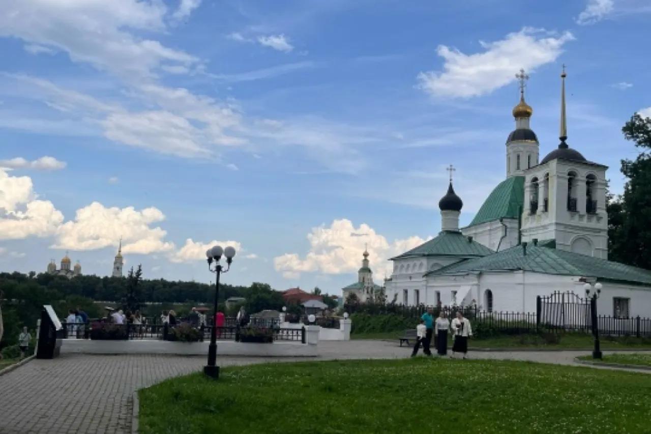 Русский город, расположенный сразу в двух частях света: что было раньше и как он существует сейчас