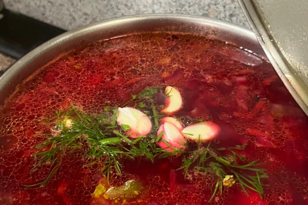Борщ любит не чеснок и не уксус, а эту приправу: вкус раскрывается заново - и вся семья просит добавки