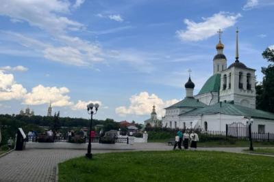 Русский город, расположенный сразу в двух частях света: что было раньше и как он существует сейчас