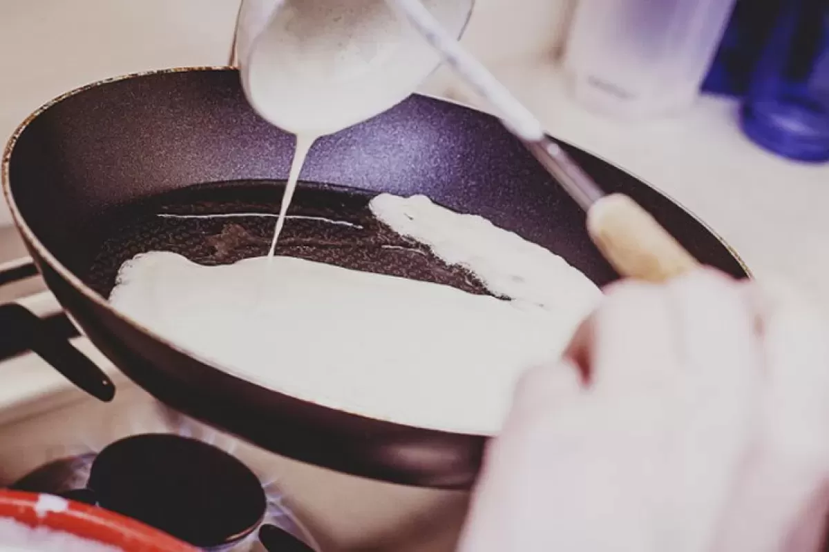 В Роскачестве выявили молоко с растительными жирами и кишечной палочкой: даже для блинов не годится