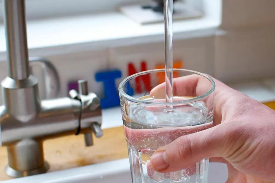 В питьевой воде во всем мире найдены химикаты ПФАС: чем это опасно для людей