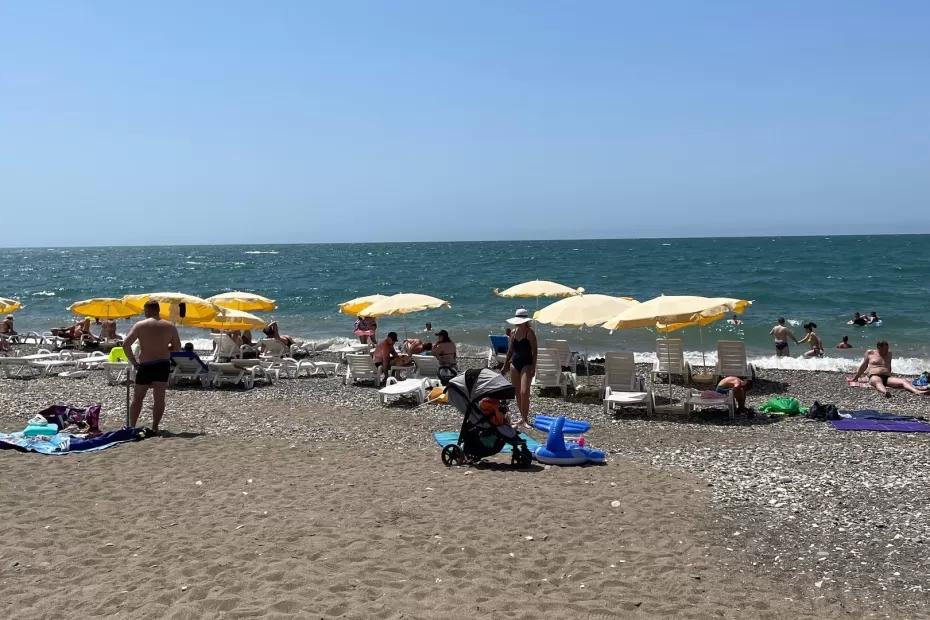 «Купаться невозможно, мы все сидим на берегу»: Черное море преподнесло неприятный сюрприз отдыхающим «Купаться невозможно, мы все сидим на берегу»: Черное море преподнесло неприятный сюрприз отдыхающим