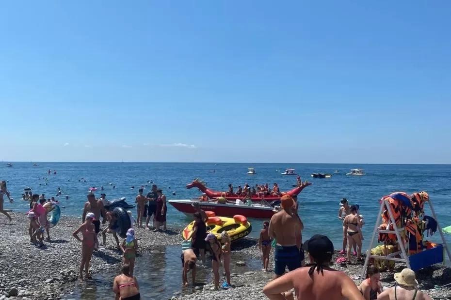 «Купаться невозможно, все сидят на берегу»: Черное море преподнесло неприятный сюрприз отдыхающим «Купаться невозможно, все сидят на берегу»: Черное море преподнесло неприятный сюрприз отдыхающим