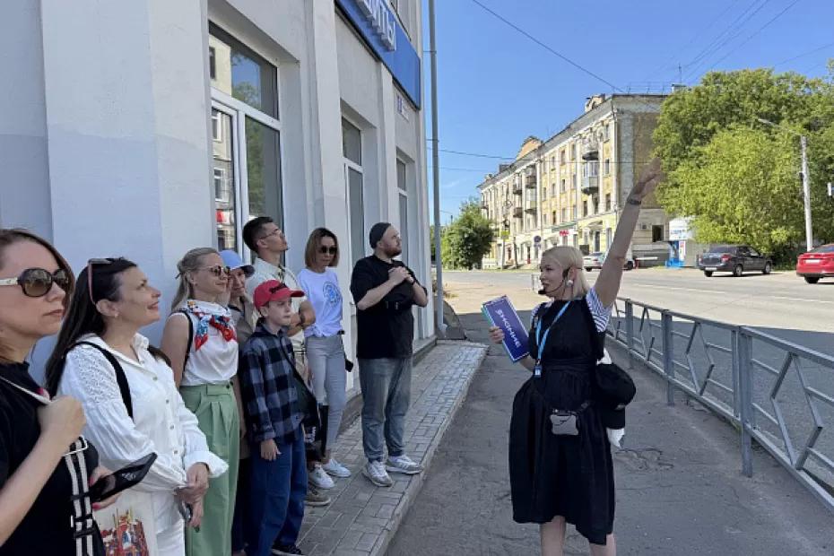 Кировчане окунулись в мир творчества Чарушина на тематической экскурсии (0+) Кировчане окунулись в мир творчества Чарушина на тематической экскурсии (0+)