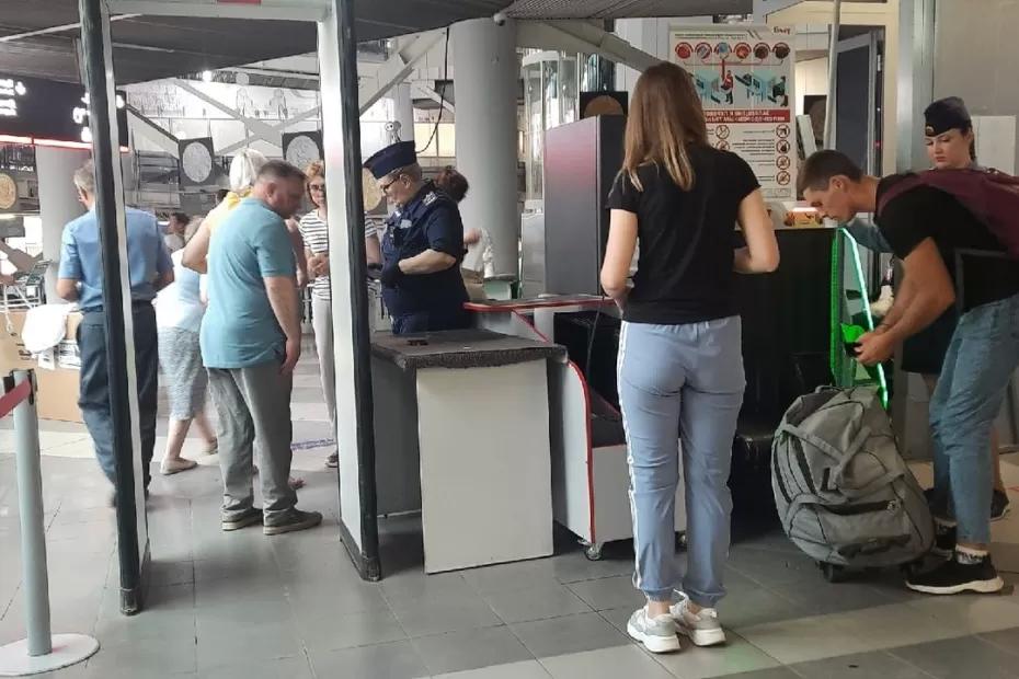 Выкупили всё купе, чтобы ехать без всяких дошираков и храпа, а проводница нам - «Вот вам сосед, у него шумят дети!» Это что за новые правила от РЖД