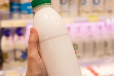 «Не берите это даже для блинов»: Росконтроль назвал марки молока, которые лучше не покупать даже по скидке