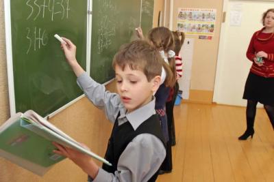Родители жутко возмущены, а дети протестуют: летние каникулы хотят сократить вдвое