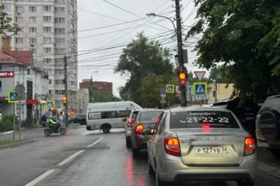 С 8 июля  - штраф 250 000 рублей: водителям напомнили, сколько стоит выброшенный в окно окурок