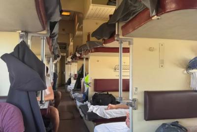 «Я вам запрещаю находиться на наших нижних полках!»: реальная история из поезда РЖД