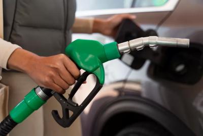 Водители в шоке: заправки переписали цены на бензин