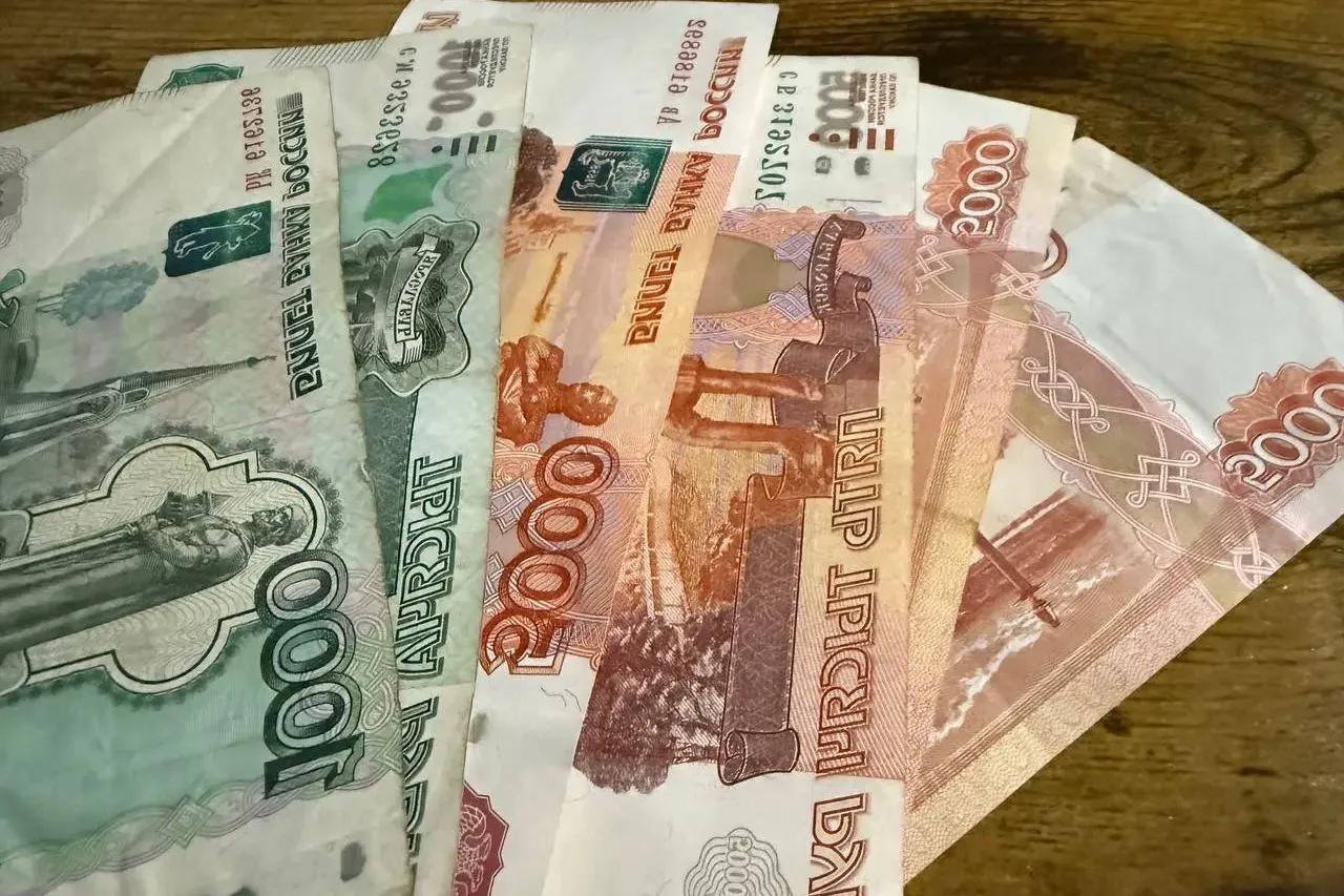 По 10 000 рублей придут на карту в июне: кто получит деньги и в какой день ждать зачисления