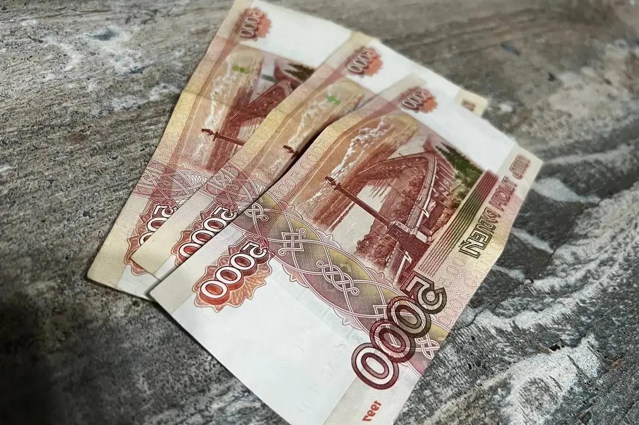 В июне на карты россиян упадут 10 000 рублей. Кому именно - объяснили юрист и экономист