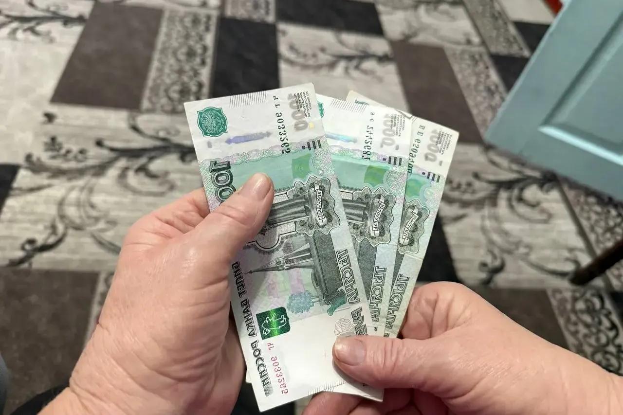 Россиянам, кто хранит деньги в рублях, дали срок до августа. Потом будет поздно