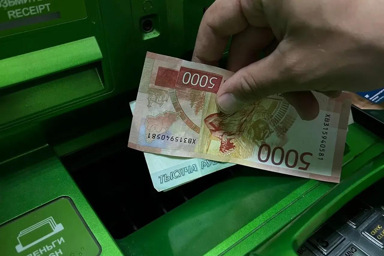 Банки ужесточили правила снятия наличных в банкоматах с июля 2026 года