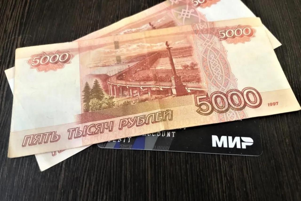 Каждый получит по 10 000 рублей с 5 октября. Деньги придут на карту &laquo;Мир&raquo;