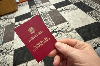 Предъявите удостоверение и сэкономьте: как пенсионерам вернуть комиссию за ЖКХ