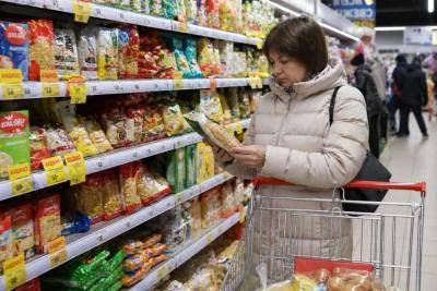 Россиянам стали отказывать в покупке продуктов на кассах магазинов: в чем дело