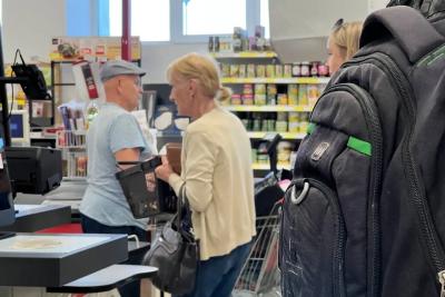 Деньги на карте под угрозой: пенсионерам советуют перестать платить &laquo;Миром&raquo; в магазинах