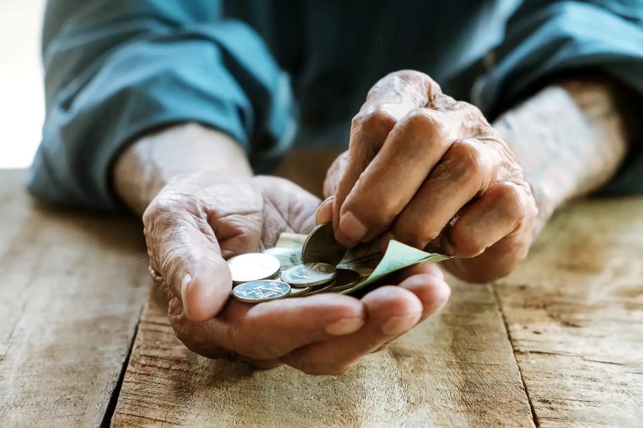 Почему работающим пенсионерам советуют уволиться в 2026 году: лучшее решение для дохода