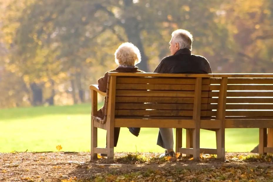 После 70 лет держите язык за зубами: эти 5 вещей нельзя рассказывать даже самым близким - иначе пожалеете