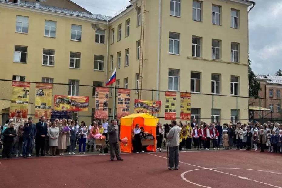 «Стоять с цветами под проливным дождем и леденящим ветром?» Линейки хотят отменить из-за прогноза синоптиков