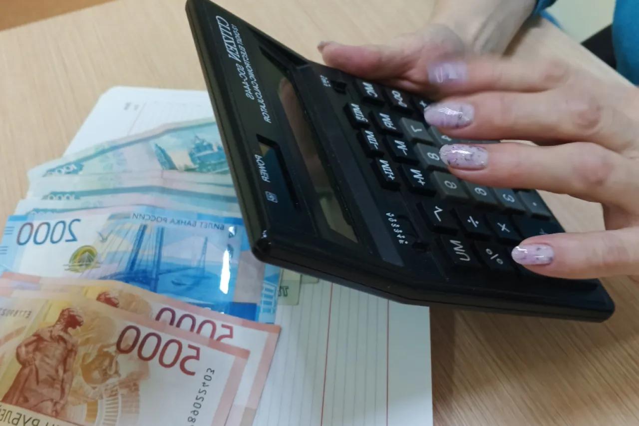 Кому повысят зарплаты до конца 2026 года: и на сколько