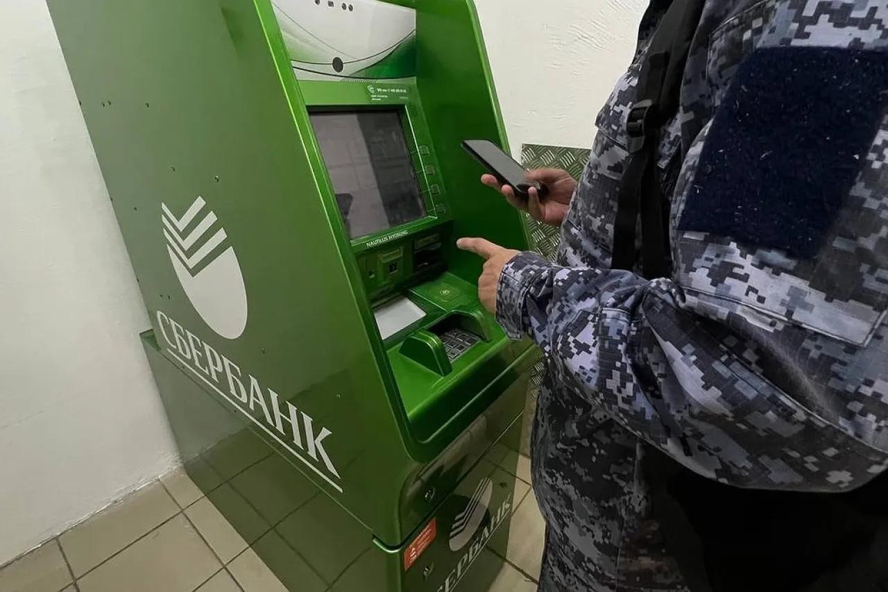 Банкоматов в России стало меньше почти в два раза: куда они исчезают и что придёт на замену