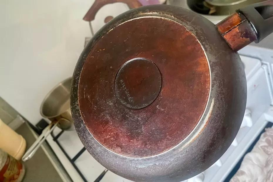 Кладем 1 таблетку и заливаем водой на ночь - и утром стойкий нагар слетает с кастрюли: посуда сияет как мартовское солнышко Кладем 1 таблетку и заливаем водой на ночь - и утром стойкий нагар слетает с кастрюли: посуда сияет как мартовское солнышко