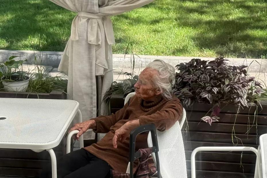 Пенсионерам необходимо сходить в соцзащиту за выплатой. Деньги уже выдают